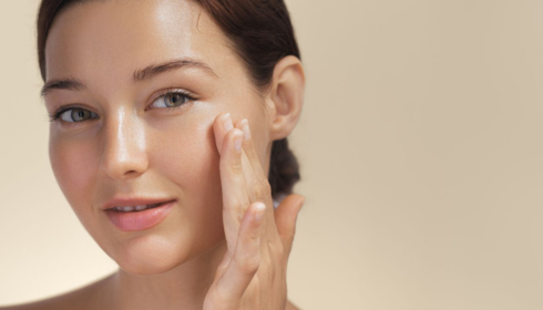 Managing Oily T-Zone with Dry Cheeks: Balancing Combination Skin Without Over-Drying